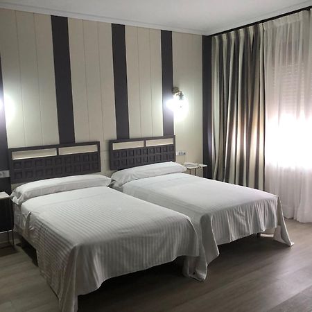Hotel Marqués de Santillana Torrelavega Esterno foto