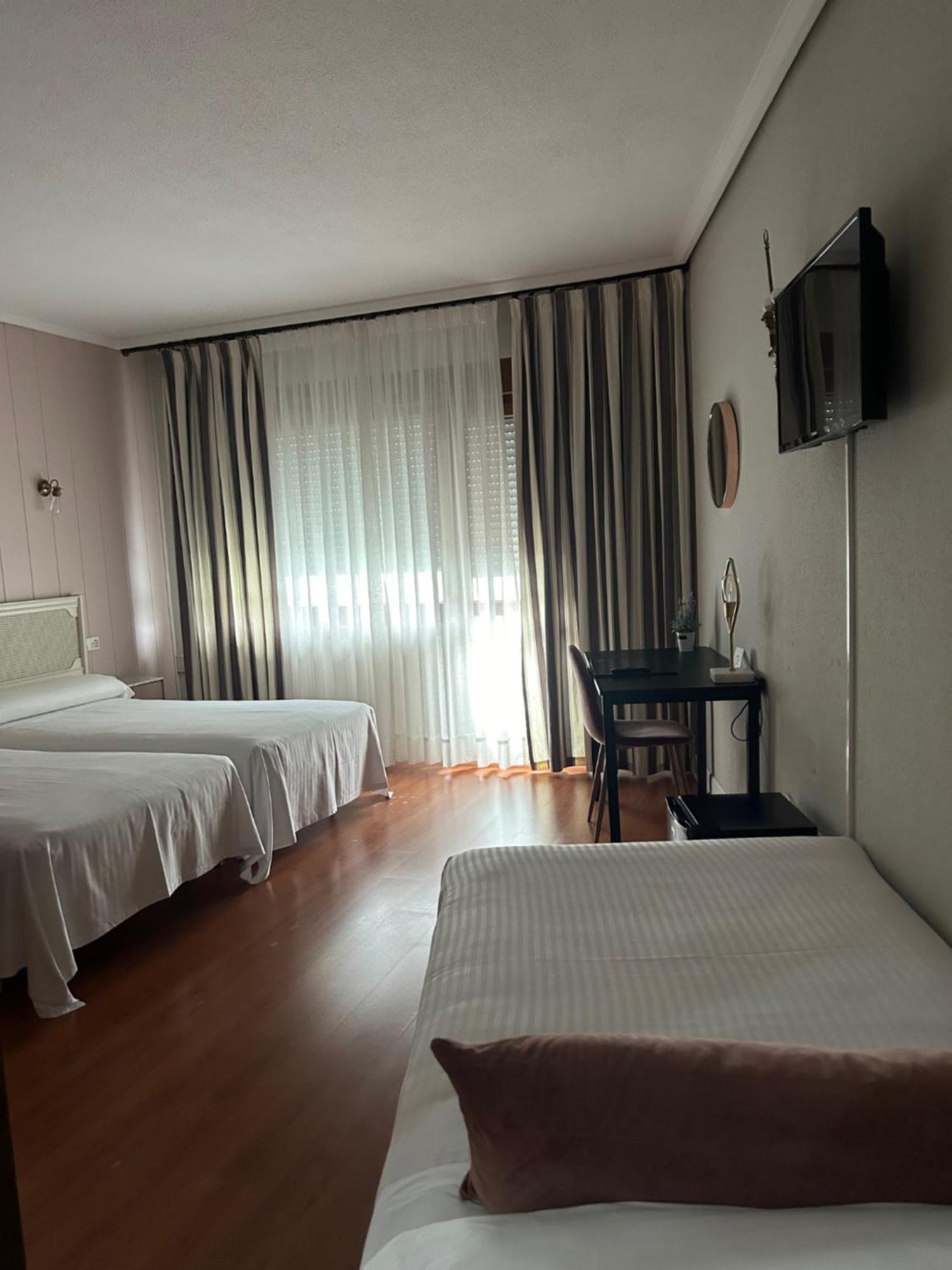 Hotel Marqués de Santillana Torrelavega Esterno foto