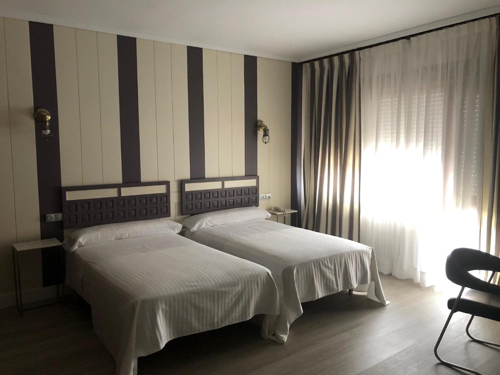 Hotel Marqués de Santillana Torrelavega Esterno foto